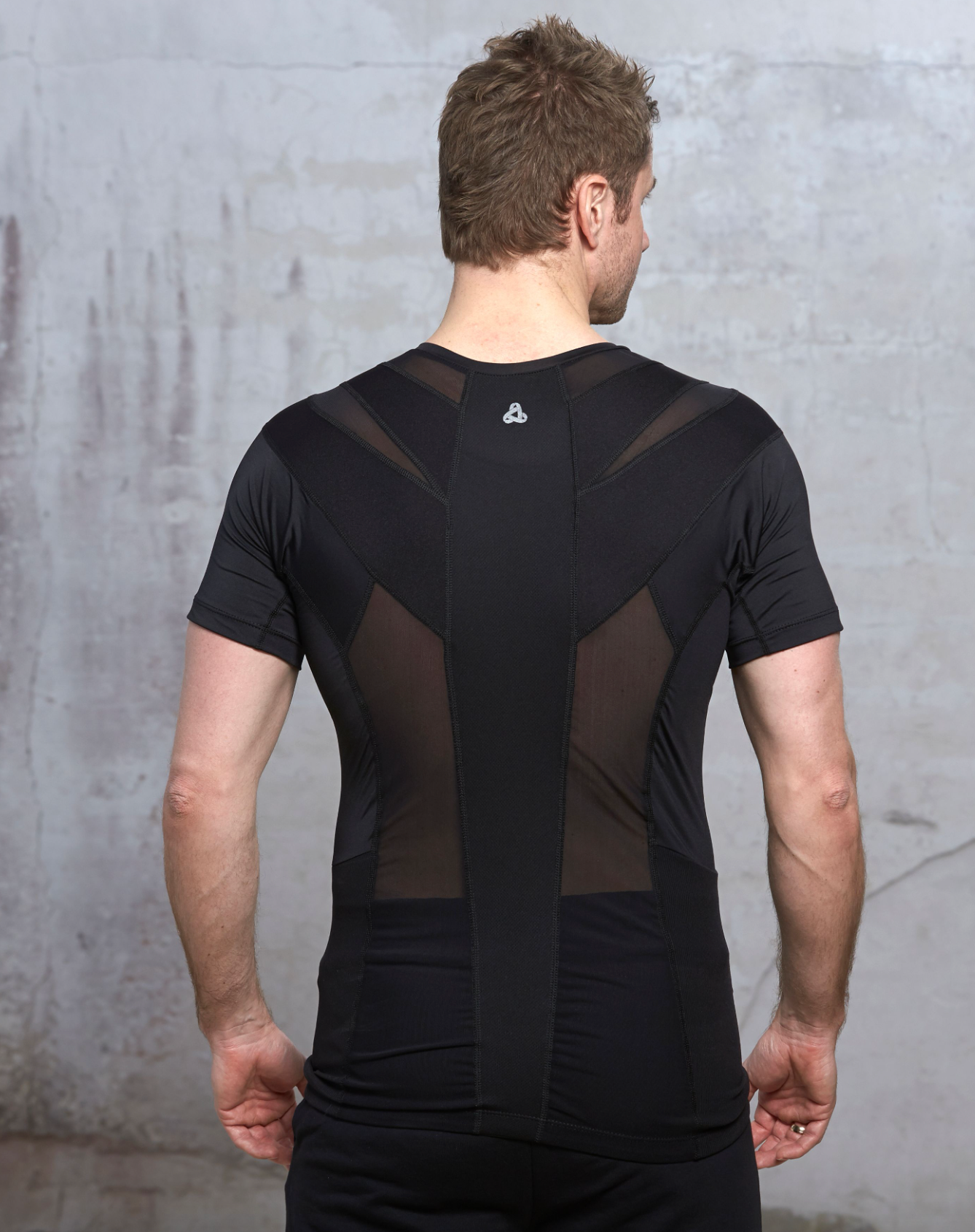 Dor nas Costas: A má postura pode sobrecarregar os músculos e ligamentos das costas, levando a dores crônicas.