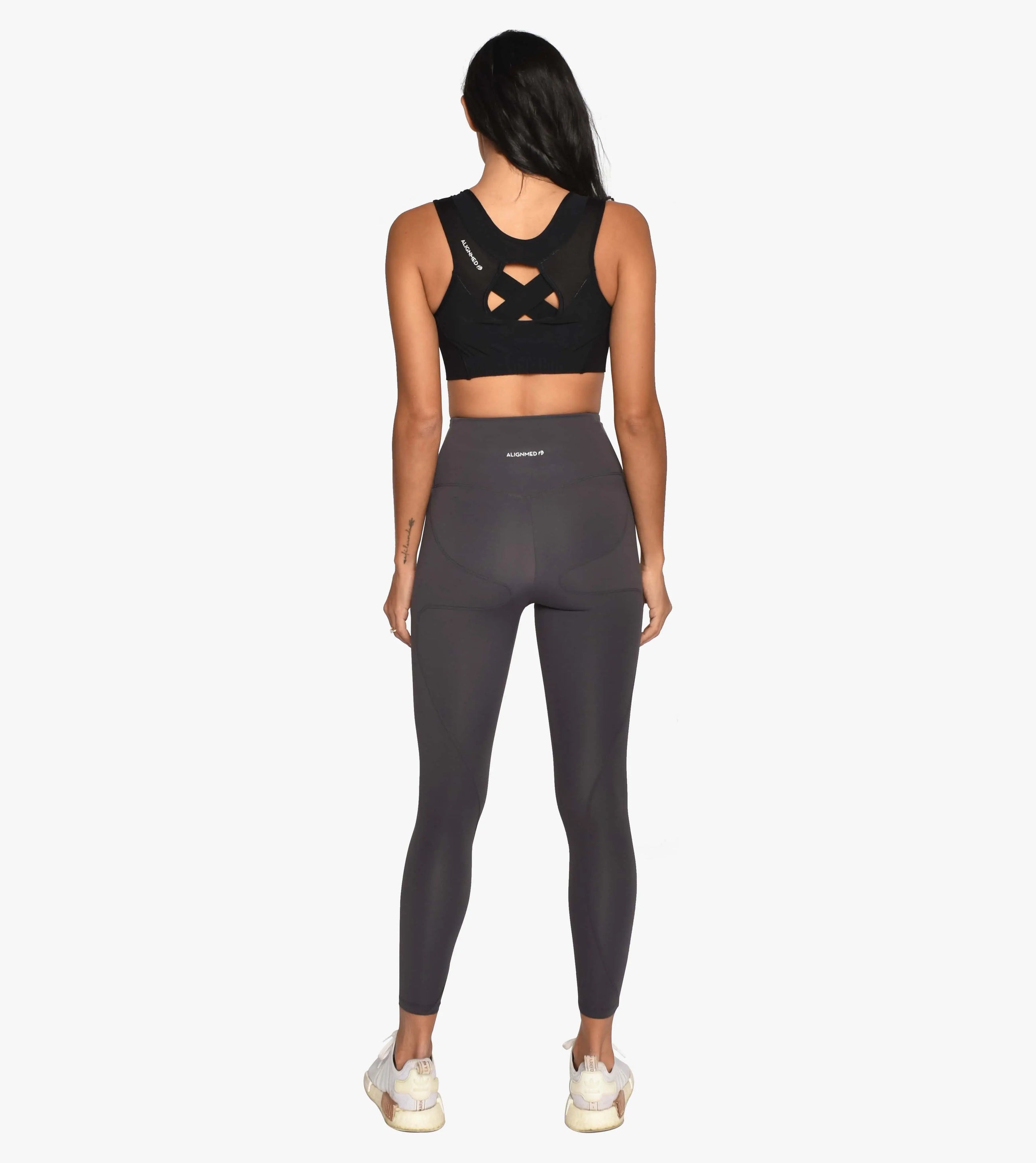 Top esportivo postural feminino pullover preto — vista de costas de corpo inteiro — Alignmed Brasil