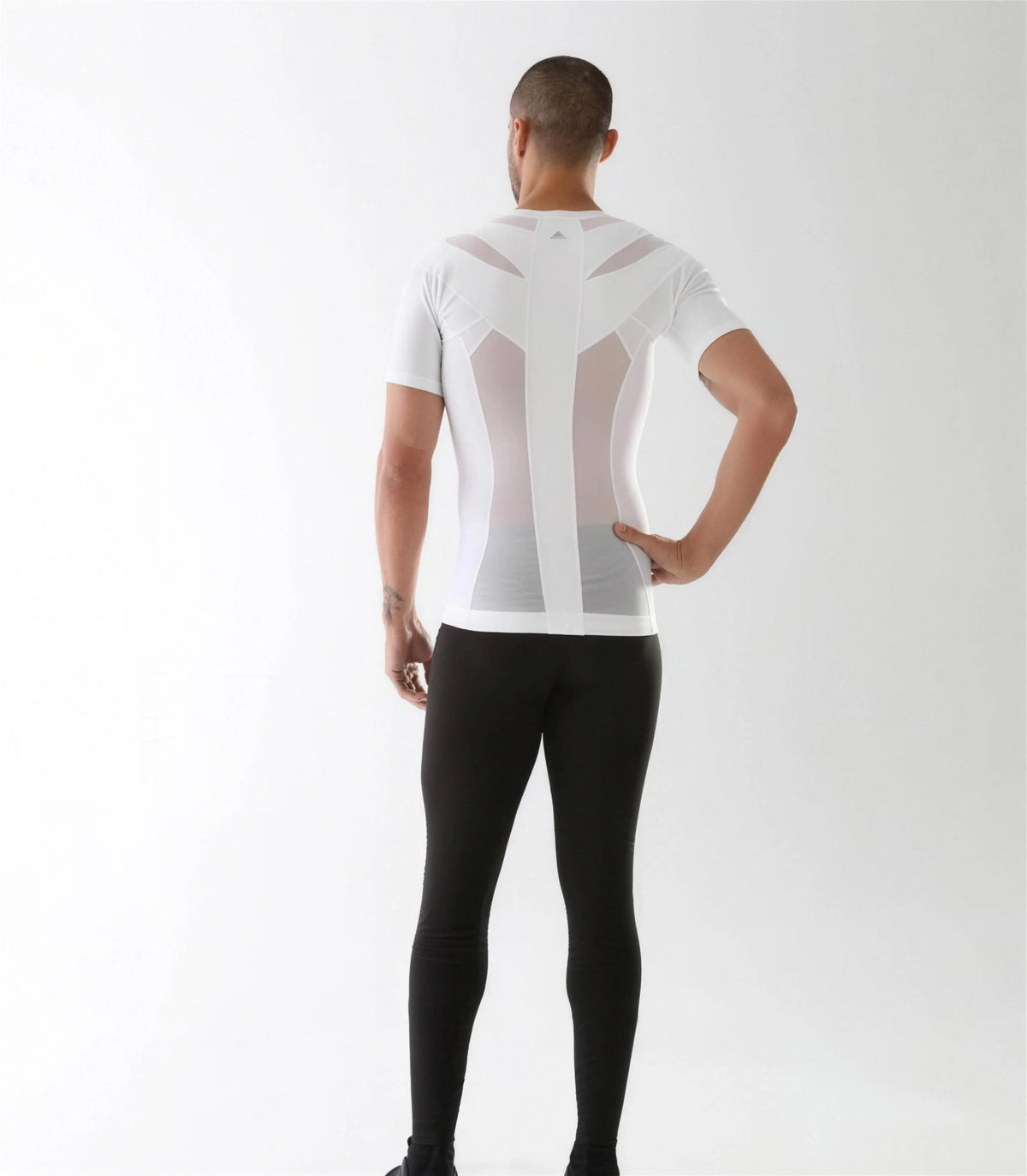 Camiseta postural masculina com zíper Posture Shirt® branca — Alignmed Brasil — foto 4