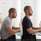 Comparativo sem AlignMed e com AlignMed: homem sentado ao computador, ombros à frente sem a camiseta e postura alinhada com a Camiseta Postural Masculina Pullover preta. Imagem ilustrativa.